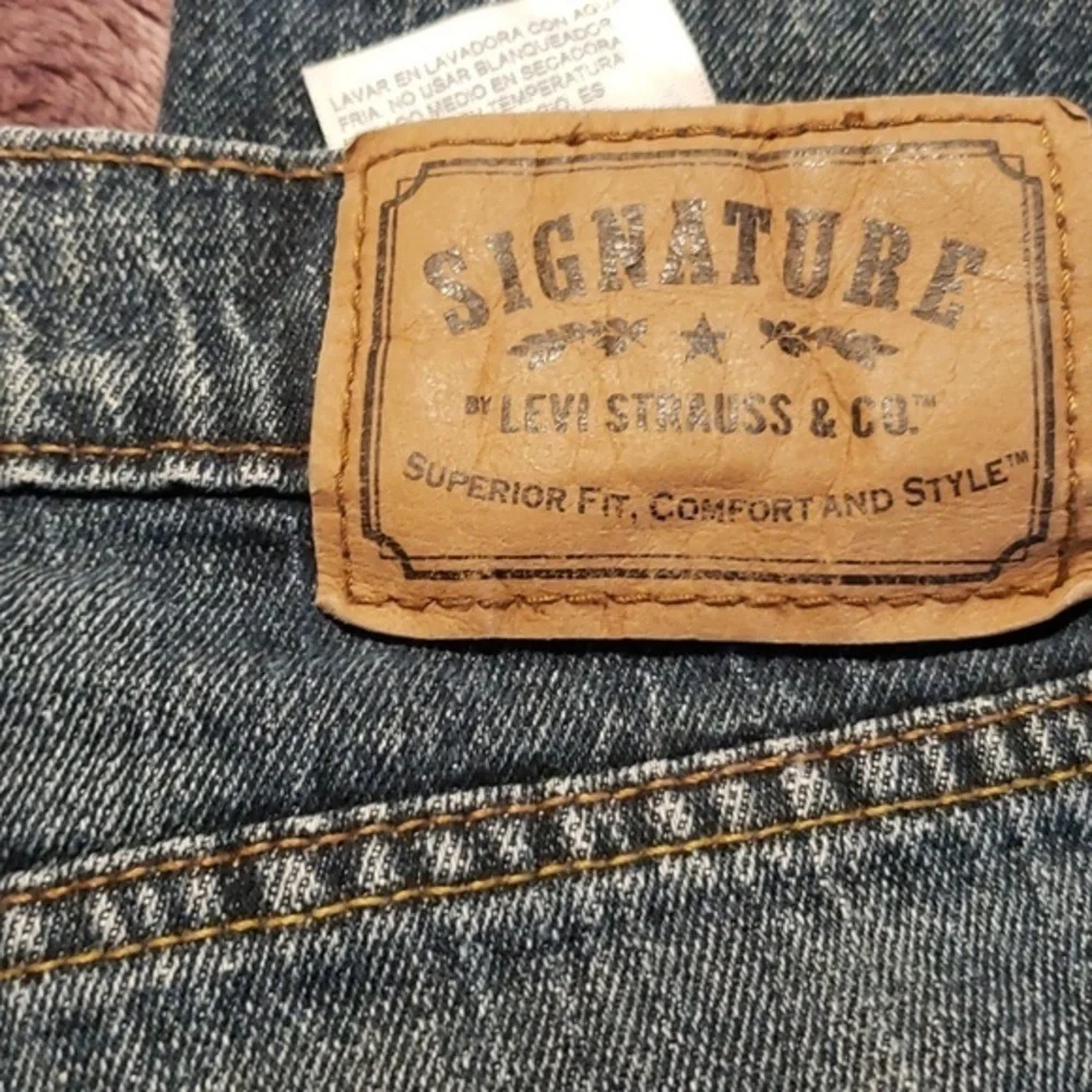 Levis waist 32
